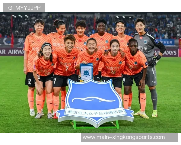 武汉车谷江大女足赛后自豪展示国旗合影庆祝中国骄傲时刻 武汉车谷江大女足赛后自豪展示国旗合影庆祝中国骄傲时刻