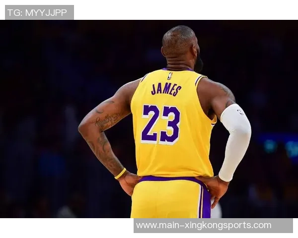 雷迪什称赞詹姆斯接地气与队友关系亲近让人感到舒适 雷迪什称赞詹姆斯接地气与队友关系亲近让人感到舒适