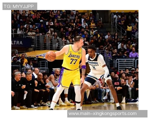 爱德华兹首节火力全开9投6中砍下14分2板3助与东契奇展开激烈对决 爱德华兹首节火力全开9投6中砍下14分2板3助与东契奇展开激烈对决