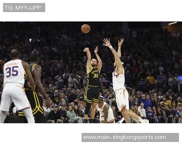 中学生篮球班赛惊现绝杀三分球精彩瞬间引发热议