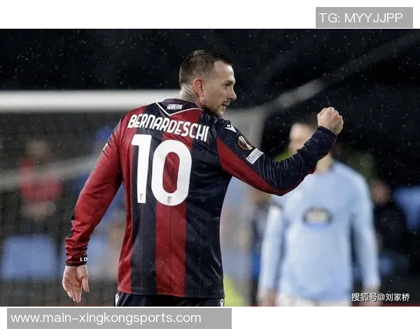 贝纳德斯基赛后向尤文球迷致敬球迷齐声高唱表达归属感